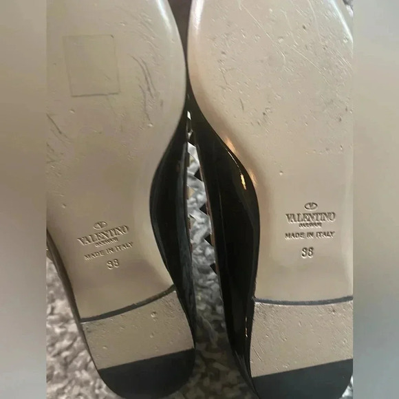Authentic VALENTINO
Black/Nude Patent  Leather Rockstud Flats Size US 38 - Picture 6 of 12